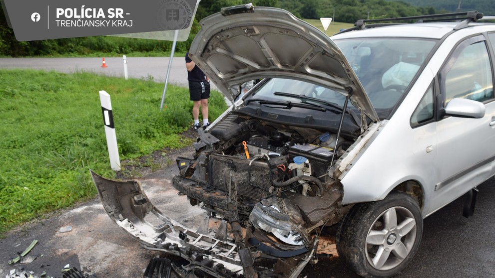 Zrážka áut pri Novom Meste nad Váhom.