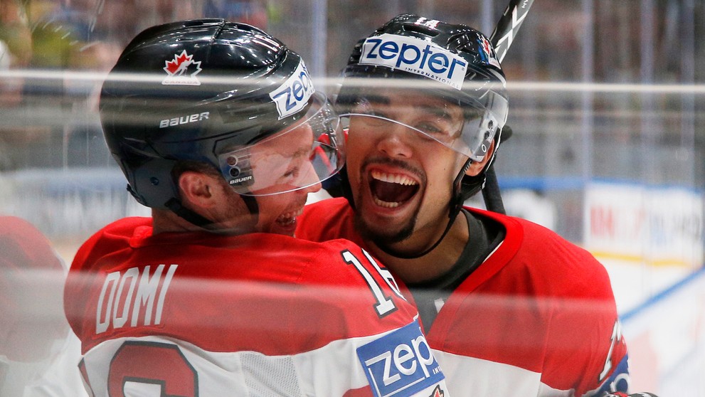 Kanadský hokejista Max Domi (vľavo) a jeho spoluhráč Matt Dumba sa tešia po strelení gólu vo štvrťfinále MS v Rusku.