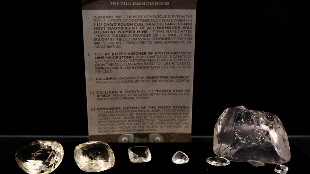 Replika 9 najväčších kusov po rozrezaní surového diamantu Cullinan na snímke z roku 1908.