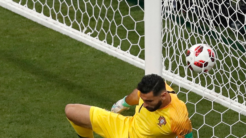 Edinson Cavani po skórovaní do portugalskej bránky, v ktorej chytal v osemfinále MS Rui Patricio.