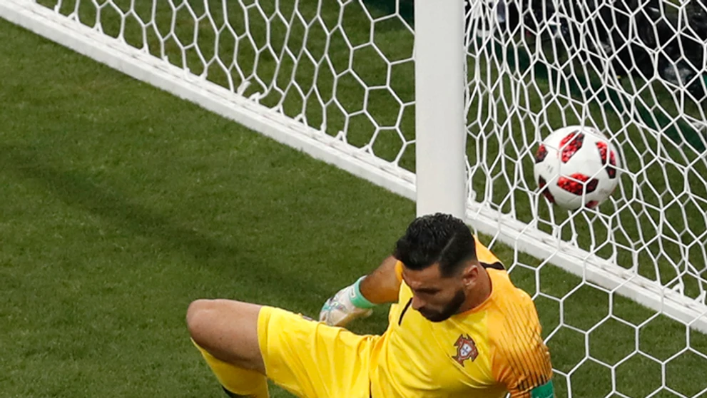 Edinson Cavani po skórovaní do portugalskej bránky, v ktorej chytal v osemfinále MS Rui Patricio.