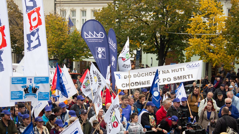 Českí odborári demonštrovali na pražskom Václavskom námestí.