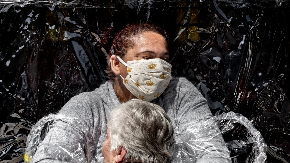 Fotografia s názvom Prvé objatie od dánskeho fotoreportéra Madsa Nissena vyhrala tohtoročnú prestížnu súťaž World Press Photo.