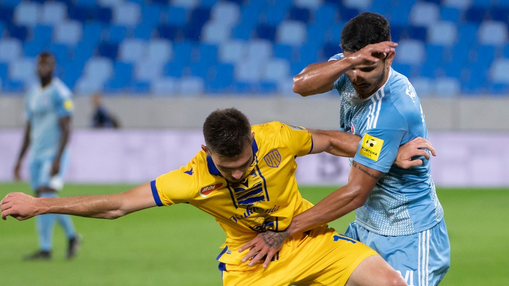 Sprava Eric Ramirez (Slovan) a Mateus Brunetti (DAC) bojujú o loptu v zápase 8. kola Fortuna ligy.
