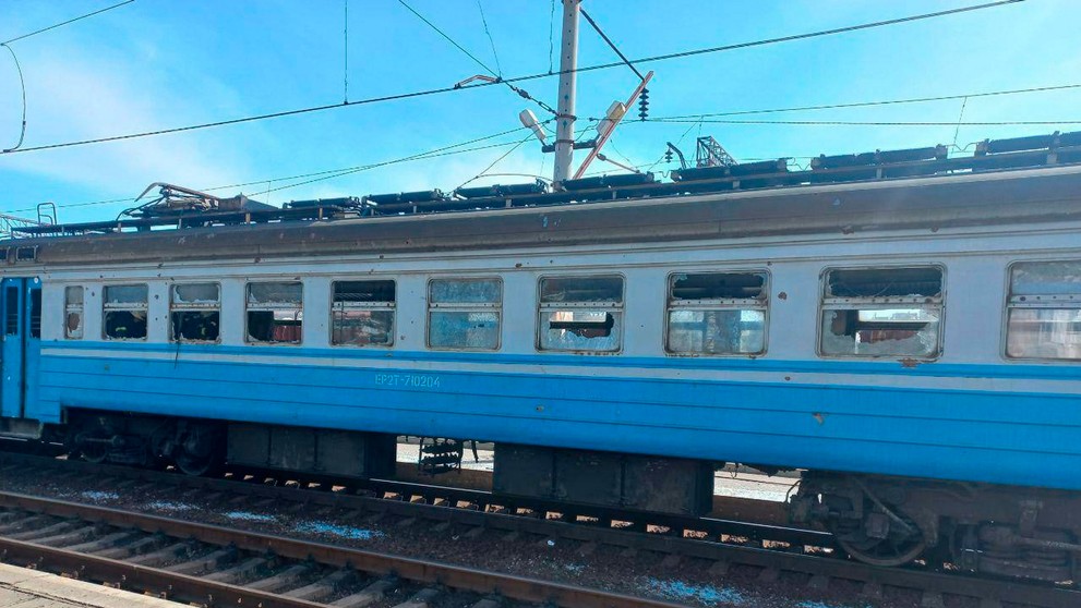 Vlak zničený po ruskom raketovom útoku na železničnú stanicu.