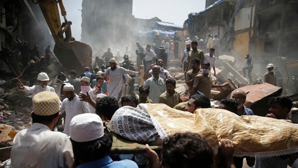 V indickom Bombaji sa zrútila budova