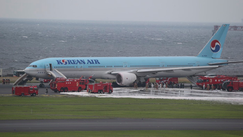 Lietadlo spoločnosti Korean Air začalo horieť.