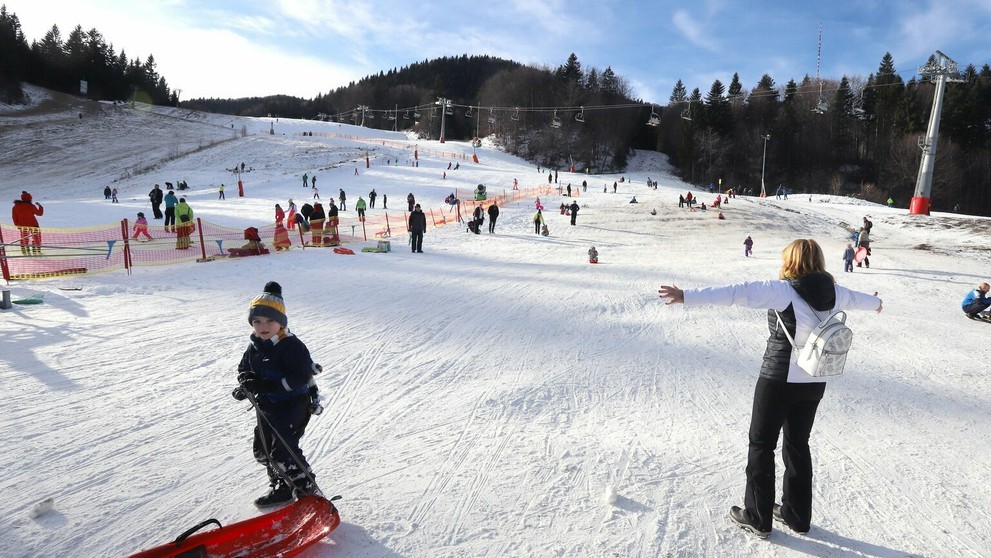 Lyžovačka v lyžiarskom stredisku v Tatranskej Lomnici.