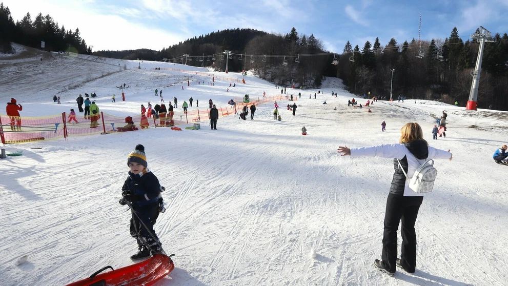 Lyžovačka v lyžiarskom stredisku v Tatranskej Lomnici.