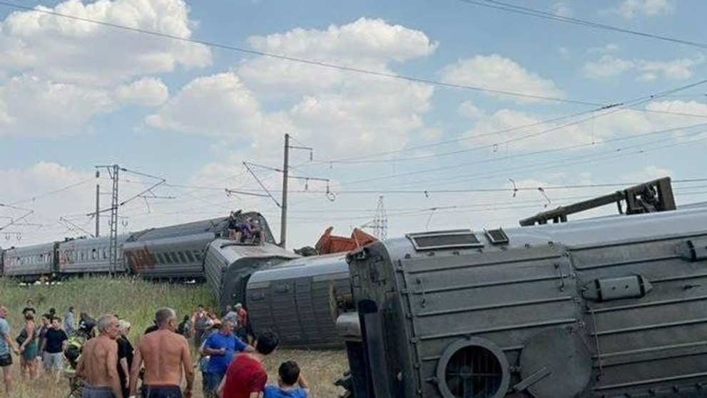 Vo Volgogradskej oblasti sa po zrážke s nákladiakom vykoľajil vlak.