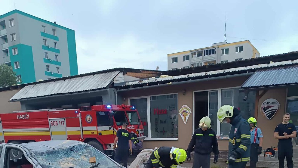 Zničené auto, na ktoré počas veternej smršte v Gelnici spadla strecha.