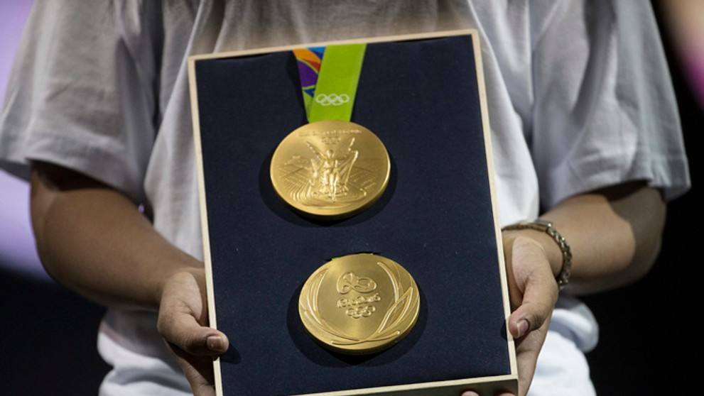 Zlatá olympijská medaila počas prezentácie v Olympijskom parku v Rio de Janeiro.