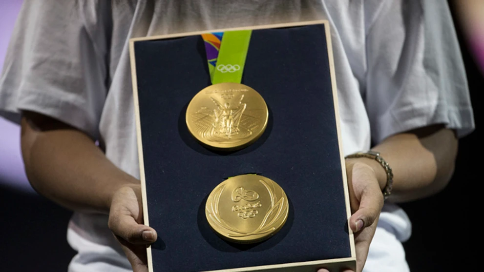 Zlatá olympijská medaila počas prezentácie v Olympijskom parku v Rio de Janeiro.
