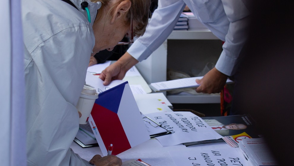 Na snímke účastníčka demonštrácie s názvom Nenásilná revolúcia - Česká republika na 1. mieste podpisuje petičný hárok kandidátov na prezidenta.