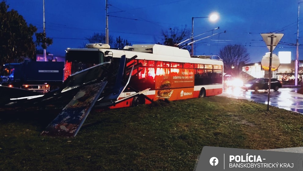 Pri nehode trolejbusu v Banskej Bystrici sa zranilo sedem ľudí