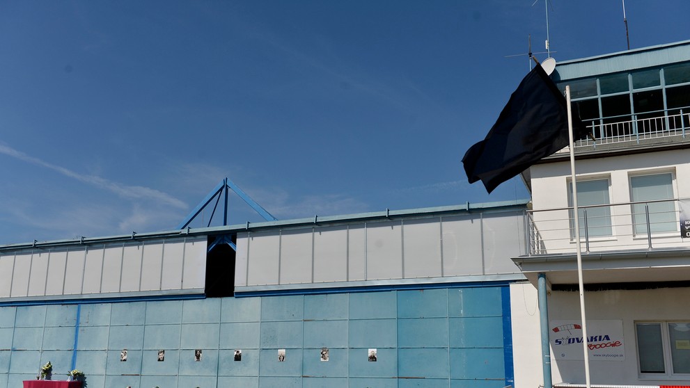 Fotografie obetí leteckého nešťastia na bráne hangára