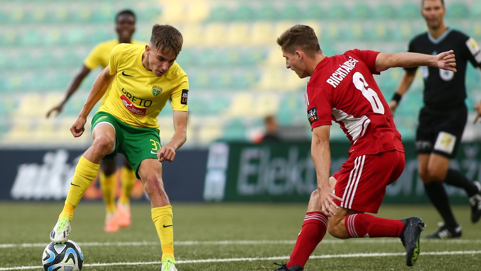 Zľava v súboji o loptu Mário Sauer (Žilina) a Dávid Richtárek (Banská Bystrica) v zápase 7. kola Niké ligy.