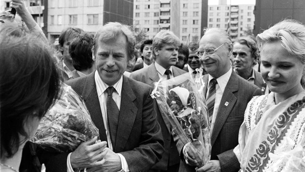 Na snímke zo 4. júna 1990 prezident ČSFR Václav Havel a predseda FZ Alexander Dubček.