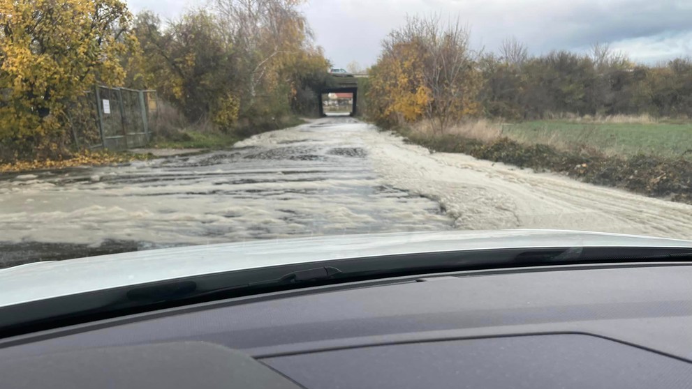 Vyliata tekutina neďaleko diaľnice D1 na úseku medzi Sencom a Blatným