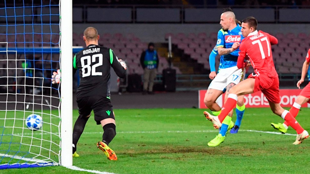 Marek Hamšík (SSC Neapol) skóruje do v skupinovej fáze LM do bránky belehradského klubu Crvena Zvezda.