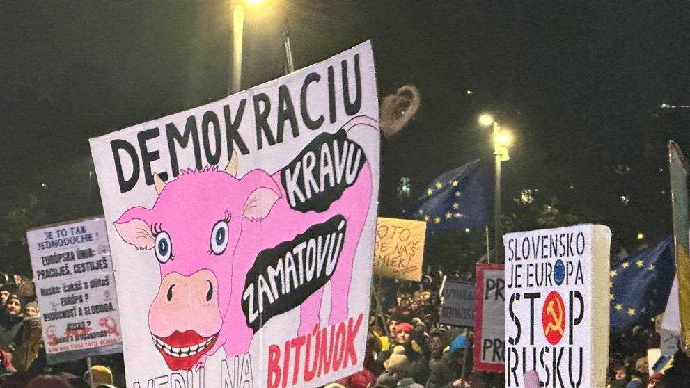 Transparenty protestujúcich