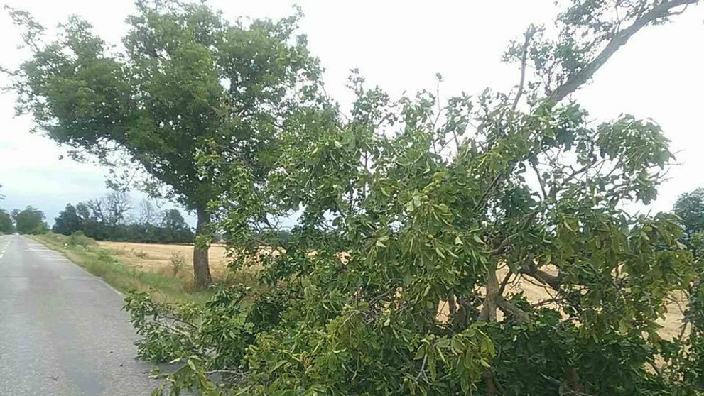 Hasiči bojujú s nepriaznivým počasím.