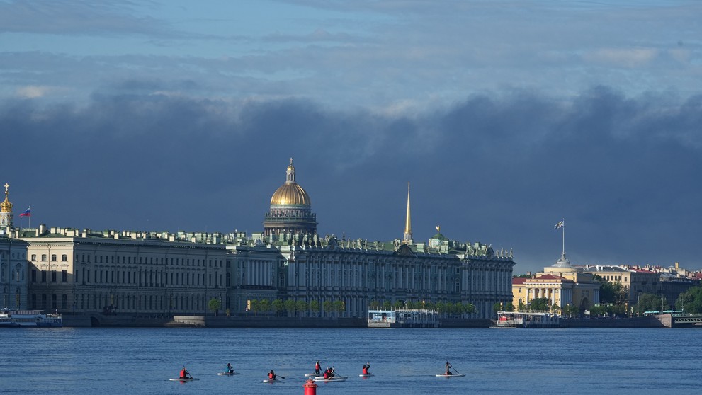 Dym stúpa na oblohe nad prístavom v Petrohrade v stredu 3. júna 2026.