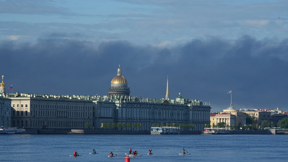 Dym stúpa na oblohe nad prístavom v Petrohrade v stredu 3. júna 2026.