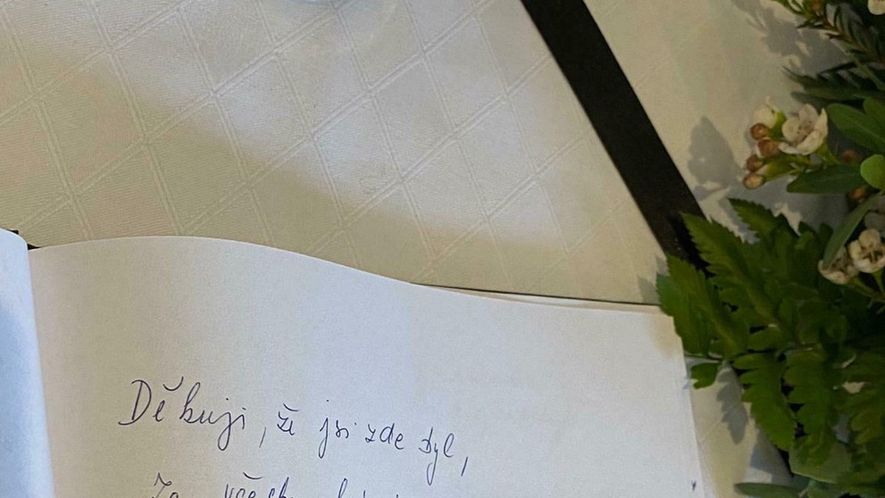 Kondolenčná kniha na slovenskom veľvyslanectve v Prahe.