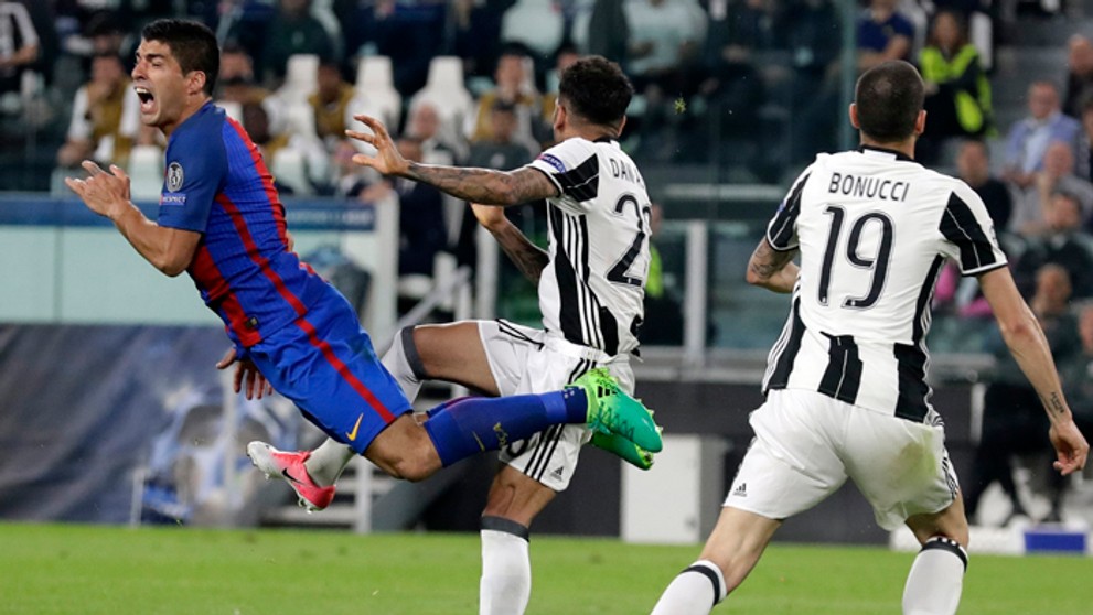 Luis Suarez (FC Barcelona) a Dani Alves (Juventus) v štvrťfinále Ligy majstrov.