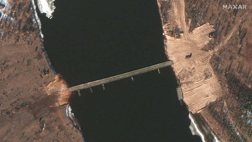 Rusko pri hranici s Ukrajinou postavilo pontónový most aj poľnú nemocnicu.