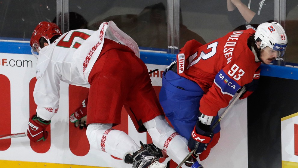 Nór Thomas Valkvä Olsen (vpravo) a Bielorus Pavel Vorobej v súboji o puk.