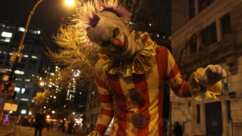George Velez pózuje fotografom pred začiatkom Greenwich Village Halloween Parade v New Yorku.