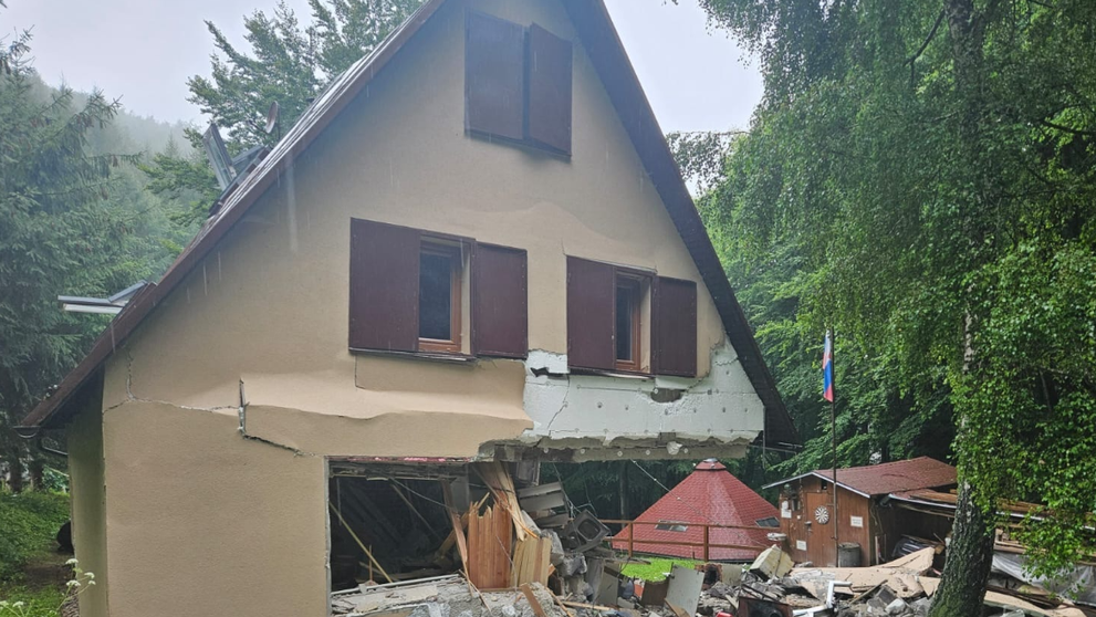 Zničená chata po výbuchu v Lehote pod Vtáčnikom.