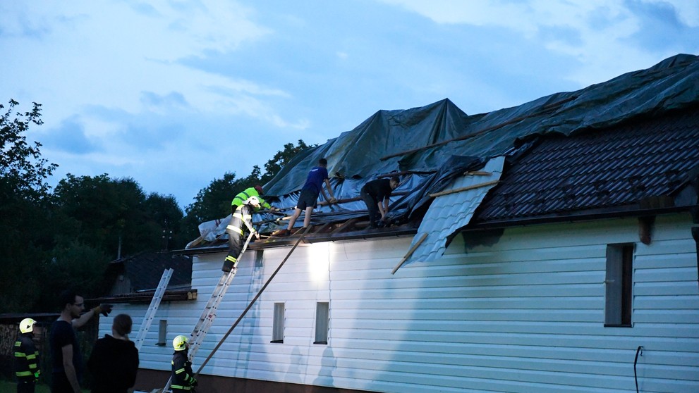 Obcou Petkovce v okrese Vranov nad Topľou sa vo štvrtok večer 5. augusta 2021 prehnalo tornádo