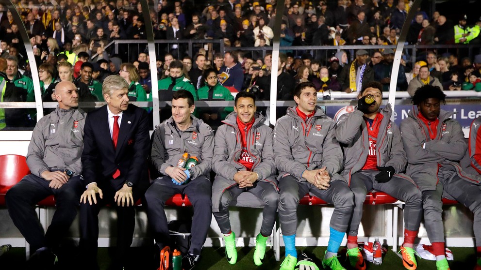 Lavička Arsenalu v zápase 5. kola FA Cupu proti proti piatoligovému Suttonu, druhý zľava kouč tímu Arséne Wenger.