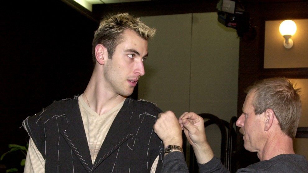 Zdeno Chára si skúša ešte nedokončené sako pred MS 2001.