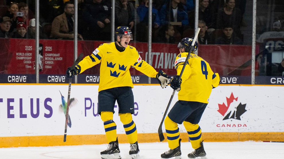 Švédi oslavujú gól na MS do 20 rokov