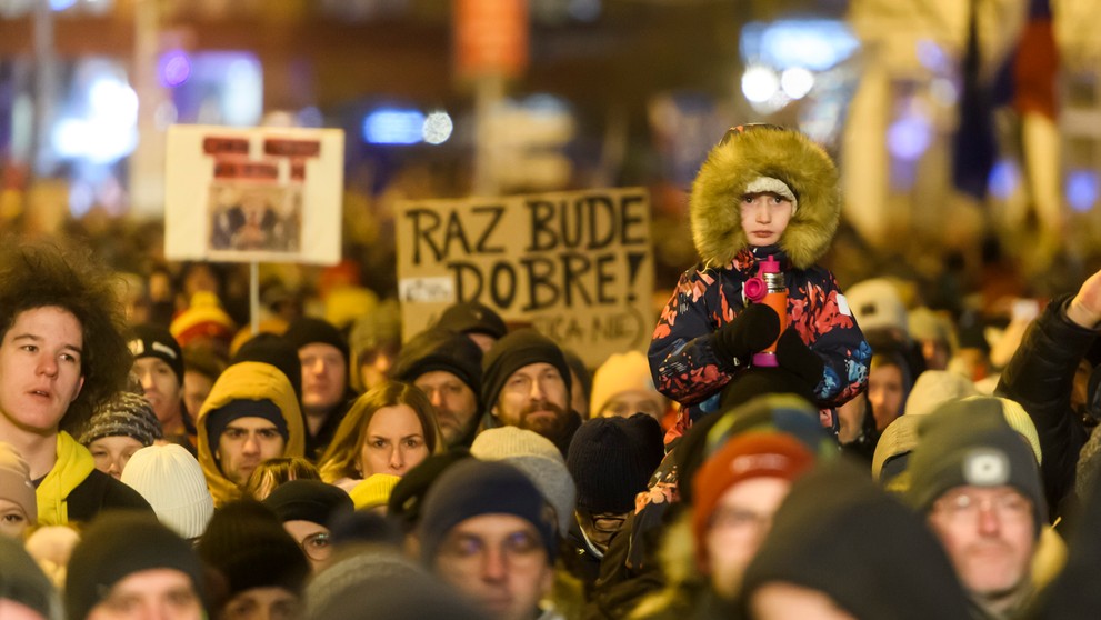 Protestujúci s transparentmi v Bratislave