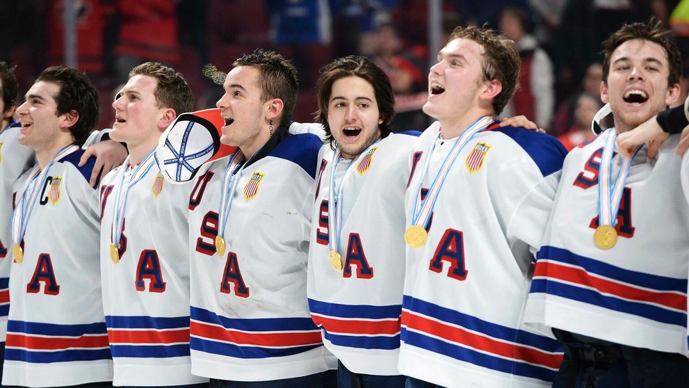 Americkí hokejisti spievajú hymnu po zisku zlata na MS juniorov.