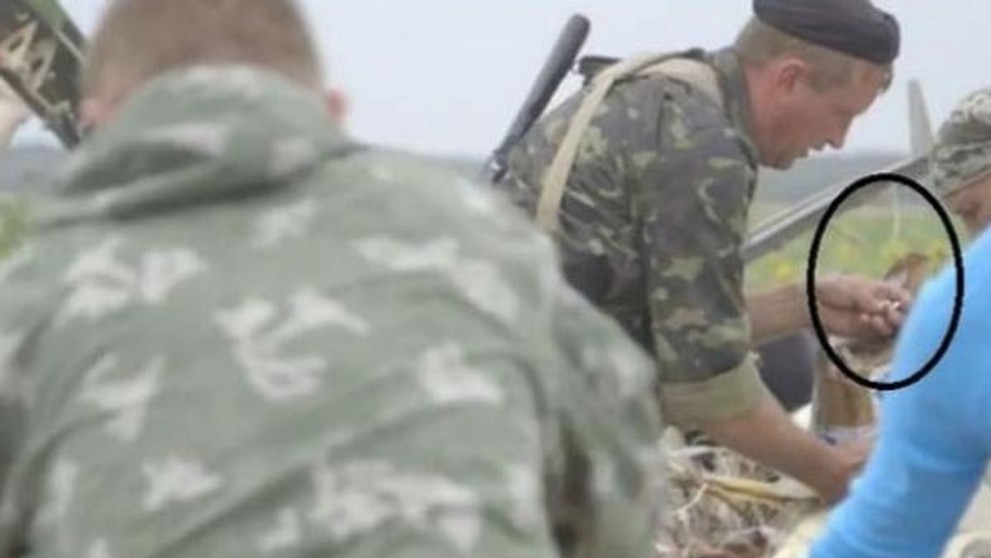 Proruský separatista kradne zlatý prsteň 