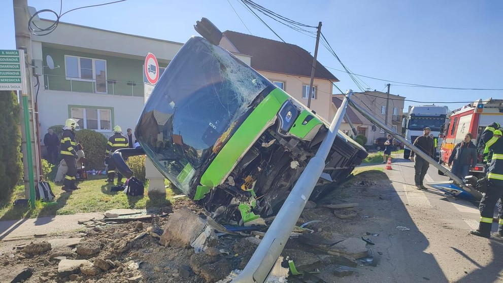 V obci Dobrá Niva havaroval autobus