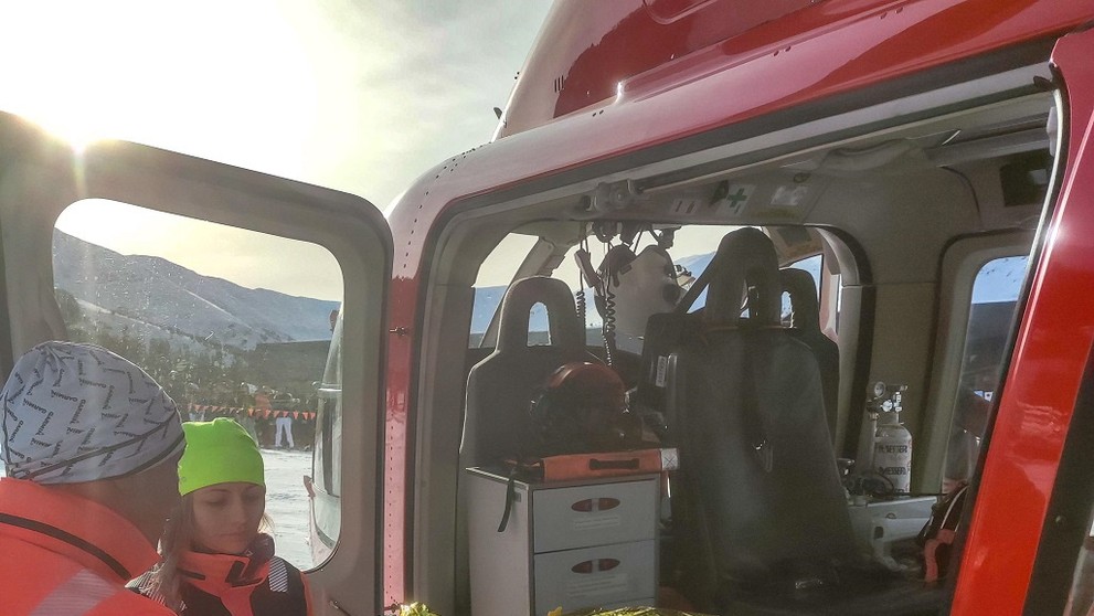 Zranenú ženu prevážal vrtuľník.