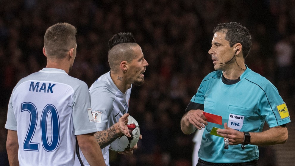 Škót Matt Phillips (vľavo) v boji o loptu s Petrom Pekaríkom v kvalifikácii MS 2018. 