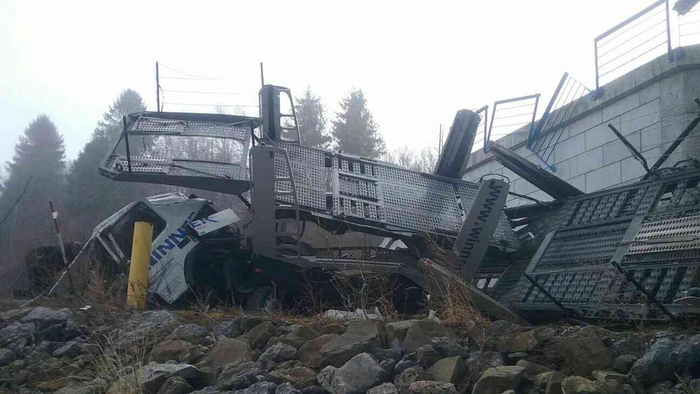 Kamiónn spadol z mosta.