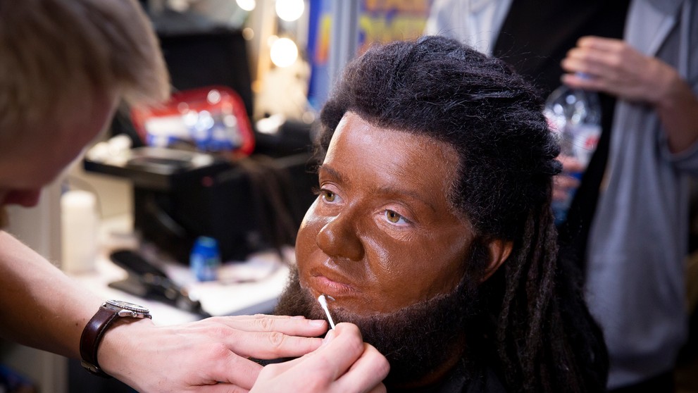 Po niekoľkých hodinách v maskérskom kresle sa z Ivany Regešovej stal celkom nový človek