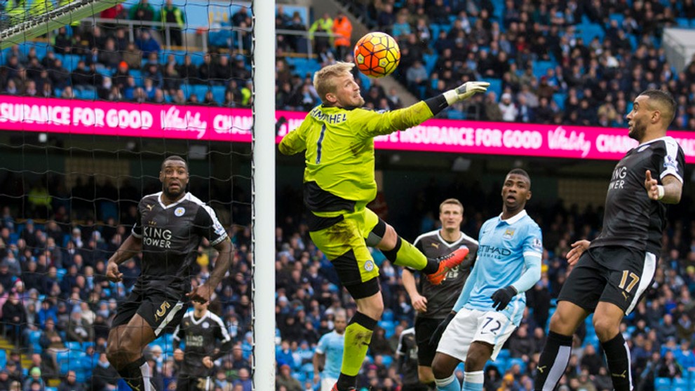 Brankár Leicester City Kasper Schmeichel vyráža loptu v zápas Premier League proti Manchester City.