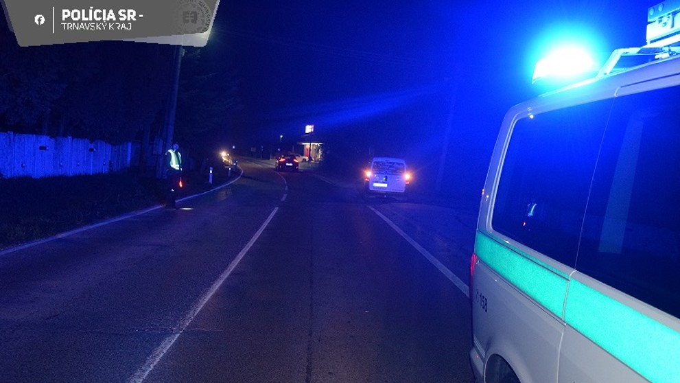 Auto v obci Vrakúň zrazilo chodca.