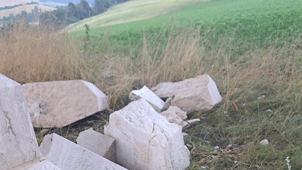 Zničený kríž v obci Kluknava