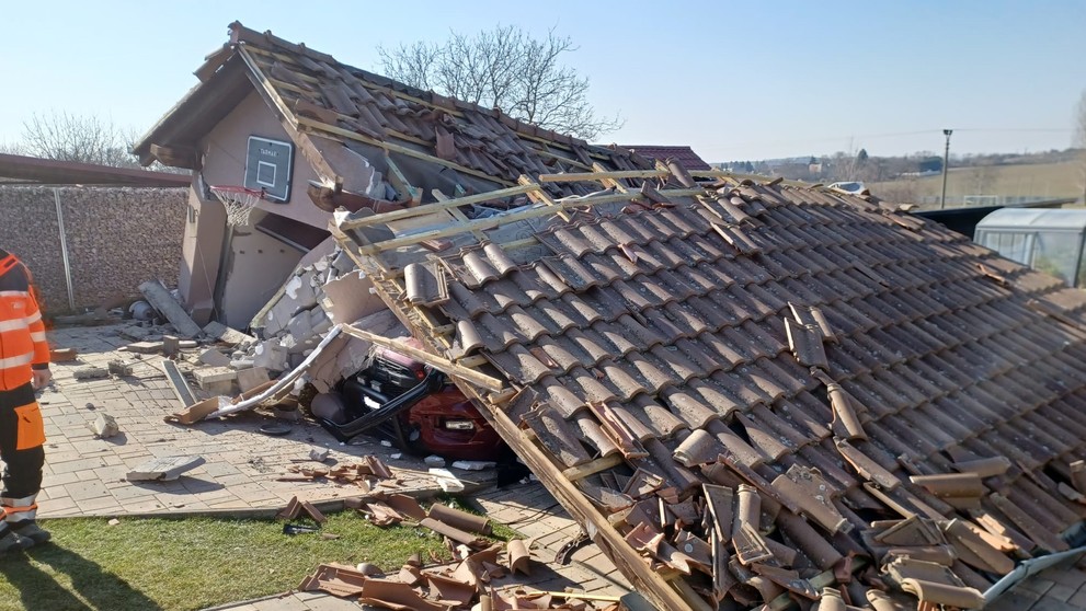 Výbuch značne poškodil aj strechu.